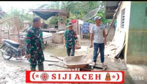 Babinsa Koramil 03/Rts Gelar Karya Bakti Bersihkan Sisa Material Banjir di Desa Bayeun