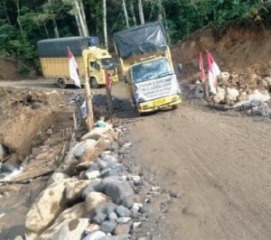 Pemaparan Korban Bencana Banjir &  Longsor Tempuh 14 Jam ke Banda Aceh Demi Beli Susu