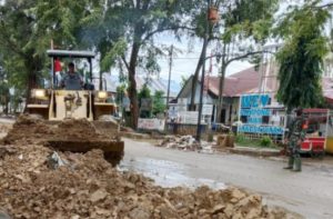 Sinergi TNI dan DLHK Langsa Pulihkan Jalan Panglima Polem