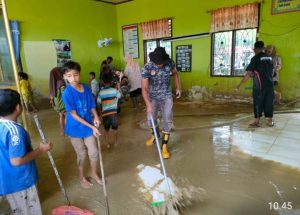 Gotong Royong Lanjutan Pasca Banjir, SDN 1 Blang Nie Dibersihkan