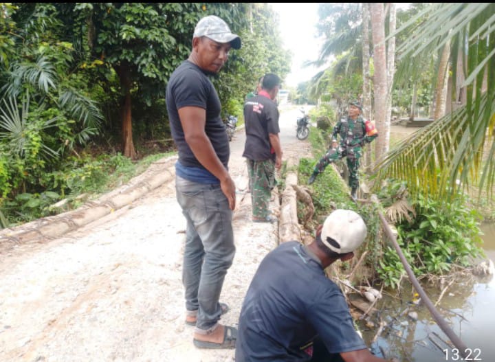 Danramil 09/Nurussalam Tinjau Kondisi Jembatan Rusak di Desa Kedundong