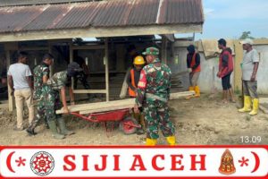 Babinsa Pante Bidari Pimpin Karya Bakti, Masjid Dibersihkan dari Sisa Banjir