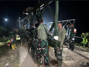 Malam Ramadan Jadi Medan Pengabdian, TNI Bangun Jembatan Bailey Pante Bidari